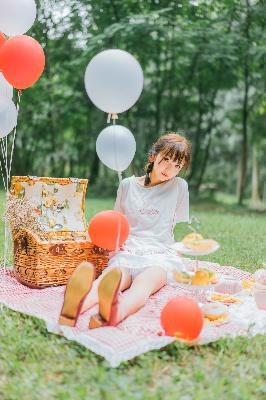 小保姆在厨房做饭